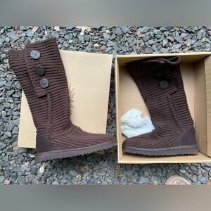 Classic Cardy, brown UGG BOOTS size 7 . NEW NEVER USED .